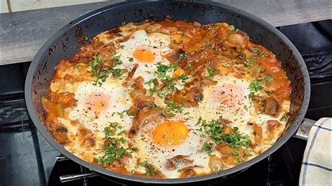Shakshuka zöldségekkel és tojással egy serpenyőben