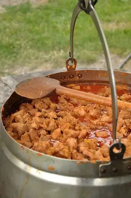 Bográcsban főtt pörkölt