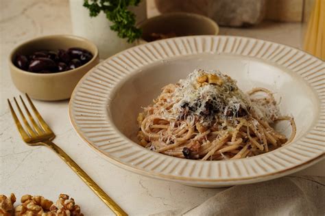 Spagetti olajbogyóval és szardellával