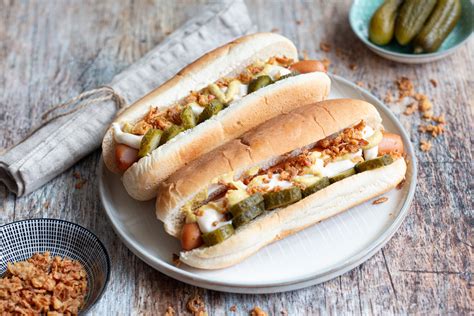 Dán hot dog remoulade mártással, friss és pirított hagymával, valamint savanyú uborkával