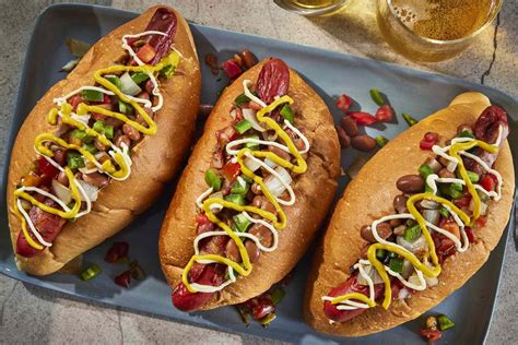 Mexikói Sonora hot dog baconbe tekert virslivel, kukoricasalsával és olvasztott sajttal