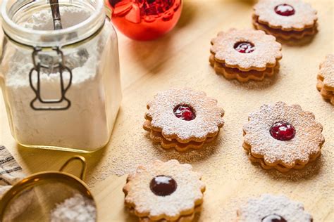 Hagyományos linzerkarikák és egy óriás linzer összehasonlítása