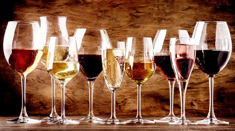 Különböző gyümölcsökkel díszített jegestea poharak