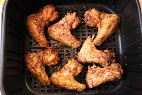 Csirke a forrólevegős fritőz kosarában