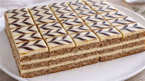 Eszterházy torta szelet egy tányéron