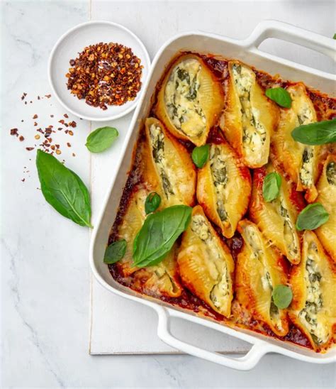 Töltött conchiglioni tészta tányéron