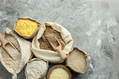 Különböző gluténmentes lisztek és magvak egy asztalon