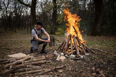 tábortűz mellett készített ételek, bogrács és alufóliás csomagok