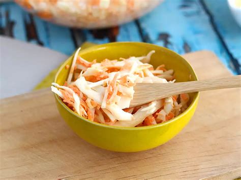A coleslaw alapanyagainak előkészítése: káposzta, sárgarépa és hagyma