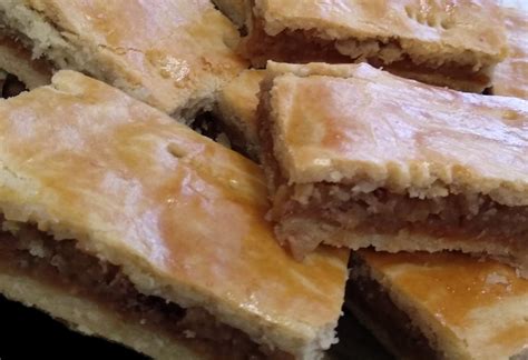 A diós töltelék rétegezése a lekváros tésztán
