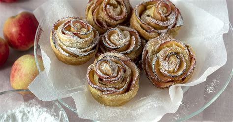muffinformában sülő almarózsák közelről