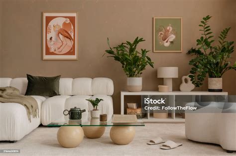 Lara Café belső enteriőrje, zöld növényekkel