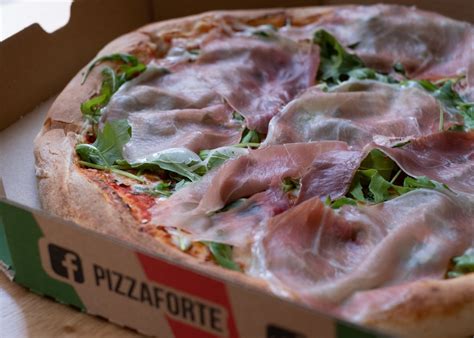 Pármai sonka és rukkola pizza