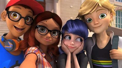 Alya, Marinette, Adrien és Nino egy iskolai jelenetben