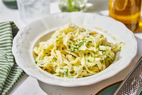 Cukkinis tagliatelle tányérban