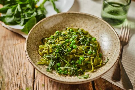 Spenótos zöldborsós tagliatelle tálalva
