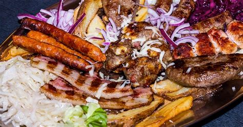 Szerb grill ételek válogatása tányéron