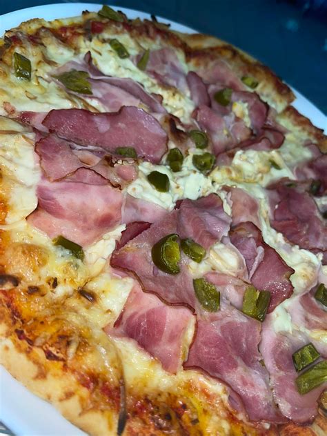 frissen sült, ropogós tortillapizza színes feltétekkel