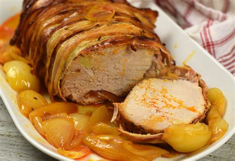 ízletes, szeletelt hideg sült húsok tálalása