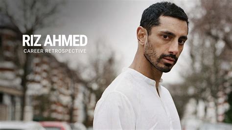 Riz Ahmed portréja egy elegáns eseményen