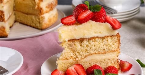 frissen sült, aranybarna diétás piskóta tortaformában
