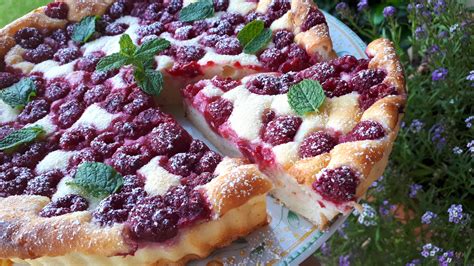 többrétegű, gyümölcsökkel díszített diétás torta