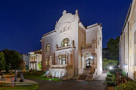 Marcipánfigurákkal díszített torta