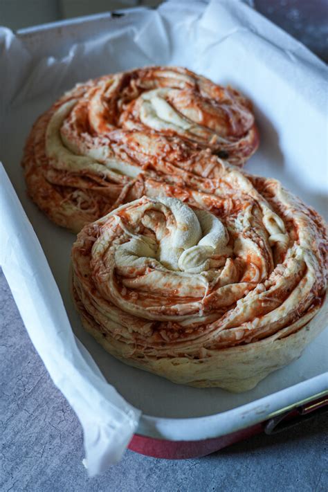 Pizzás dobozok egy kézben, frissen kiszállított pizza