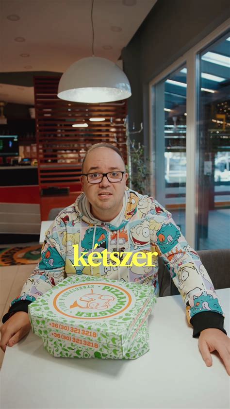 Mosolygó futár pizzás dobozokkal, kiszállításra készen