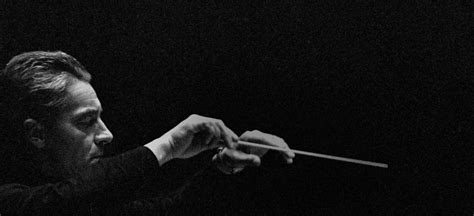 Herbert von Karajan vezénylés közben, kezében a jellegzetes karmesteri pálcával