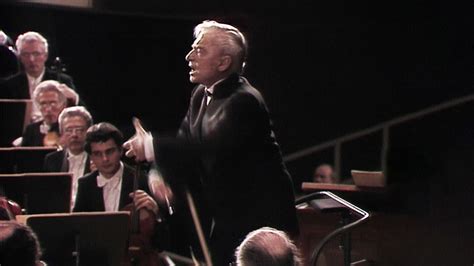 Karajan a stúdióban a hangmérnökökkel, a technikai folyamatok optimalizálása közben