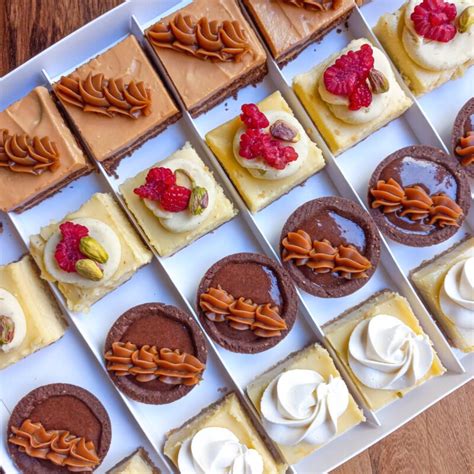elegánsan tálalt petit fours válogatás