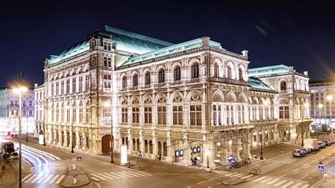 A bécsi Operaház bálterme díszes kivilágításban