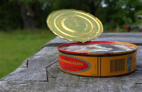 Különböző surströmming márkák csomagolása