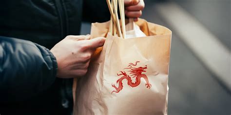 Futár viszi a Pizza Monster ételt egy hőszigetelt táskában