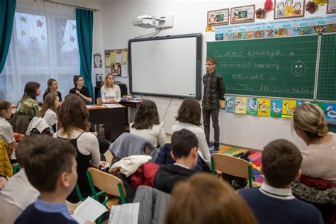 tájékozódó diákok az iskolai információs ponton