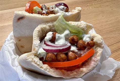 Sült csicseriborsós gyros tálalva