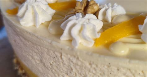 Rétegezett mandulás-barackos mousse torta metszete
