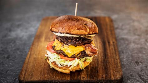 Kalóz Burger & More épülete és terasza