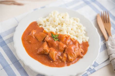 gazdag, szaftos pörkölt tálalása