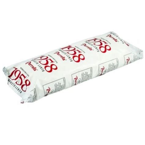 Különböző formájú mozzarella sajtok: golyók, fonatok és gyöngyök