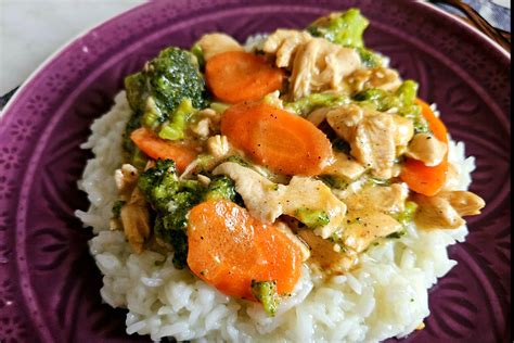 frissen készült, fényes mázzal bevont teriyaki csirkemell szezámmaggal és zöldségekkel tálalva