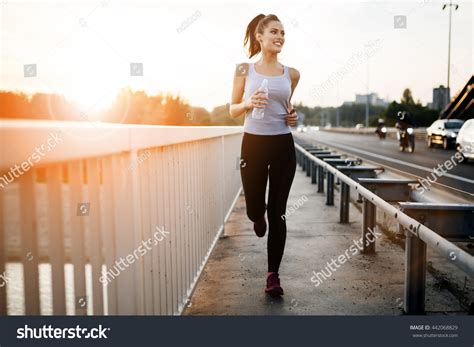 Nő fut a parkban