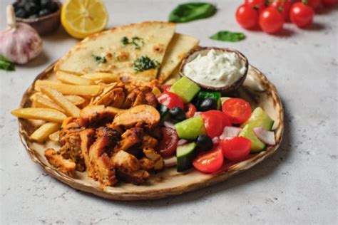 friss gyros tál zöldségekkel és pitával