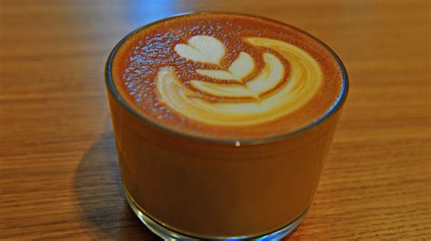 flat white csésze tulipán formában