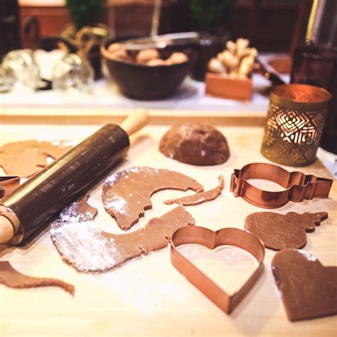 Mézeskalács tészta kinyújtva és kiszaggatva