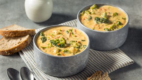 Cheddar sajtos brokkolikrémleves gőzölög egy bögrében