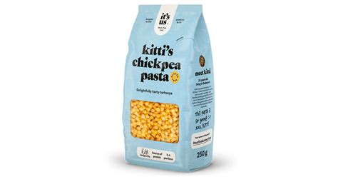 Vegán tarhonya savanyúsággal tálalva