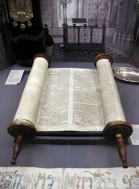 Tóra tekercs és Talmud könyvek