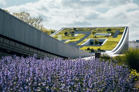 A Néprajzi Múzeum épületének látképe, zöld tetővel